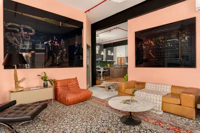 Image de Vintage Chic Apartment: Industrial-Inspired Living