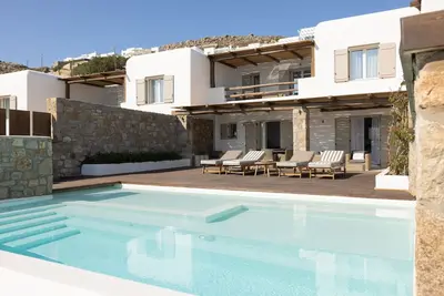 Image de Luxury 2-Bedroom Apartment with Private Pool, wide Veranda and Sea View (3b)