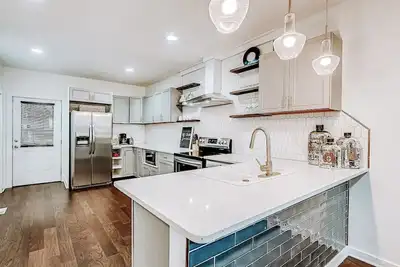 Image de Spacious | Walk to Lucas Oil!