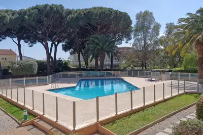 Image de  Appartement 2 pièces climatisé avec piscine dans résidence vue mer centre ville