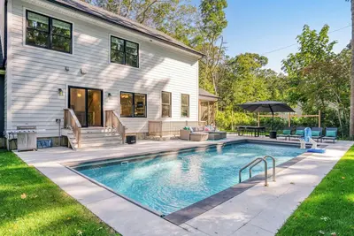 Image de Newly Constructed Modern Vacation Villa Minutes to some of the best. . .