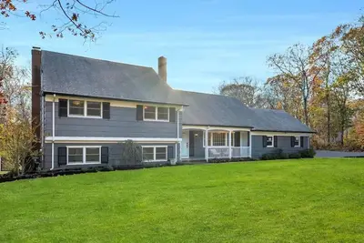 Image de Serene and spacious 5-bedroom home in lovely Mattituck minutes from Love Lane
