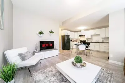 Image de Bright Spacious Suite - King Bed - Long Stays - WiFi\n