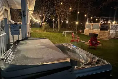 Image de Beautiful Lakefront Cottage  near Point Pelee with Hot Tub and Bunkie