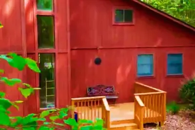 Image de Stylish 3 Bed Mtn Retreat with Hot Tub, King Size Bed & Resort Style Amenities.