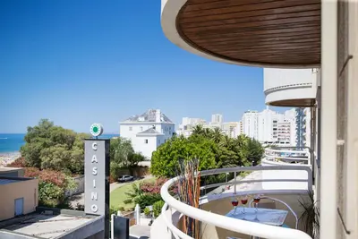 Image de Vue sur la mer, devant la plage, quartier prisé