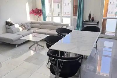 Image de T4 haut standing proche du métro st just