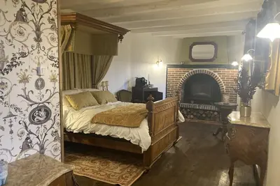 Image de Double Deluxe Room (3)\nNewly renovated, Seating area, spacious with river view.