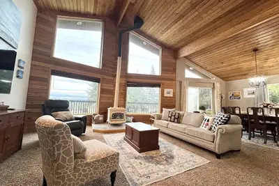 Image de 10 ppl/full house/relax/private yard/wifi/games/kid space/fire pit/uniq art