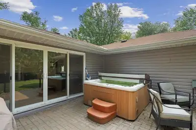 Image de Hot tub and swimming pool