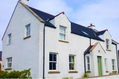 Image de Large Family Friendly House, Games Room and outdoor playframe & football pitch