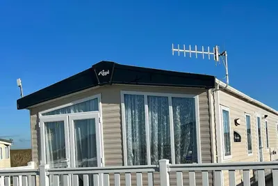 Image de A luxurious caravan located close to the sea on the South Coast!