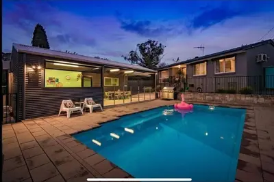 Image de Resort style home pool spa sauna
