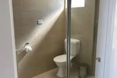 Image de Motel 4t - Queen bed, 1 single, 1 trundle