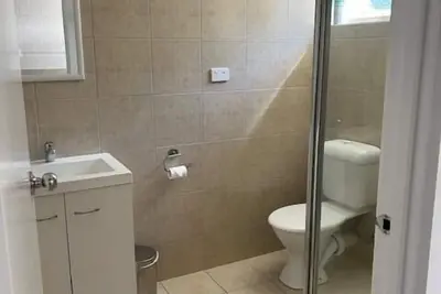 Image de Motel 5 - Sleeps up to 5 - Queen bed, single bunk set, trundle bed