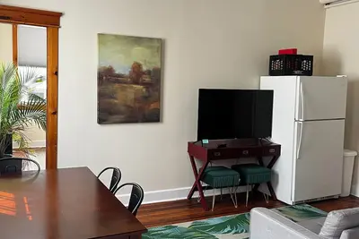 Image de Sun Drenched 2 Bedroom w/ Balcony & Laundry!