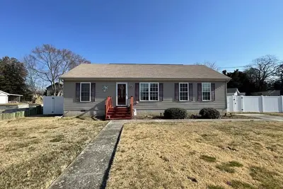 Image de Pet Friendly, 2. 5 Blocks to Beach. Minutes to shore towns.