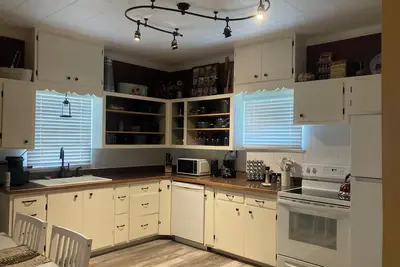 Image de Blocks from downtown and has that country feel. Nestle in Columbia Falls comfort