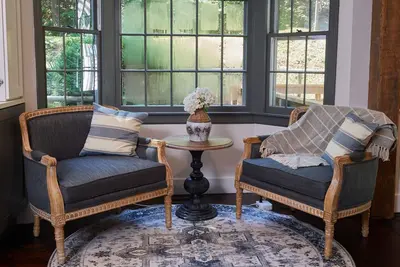 Image de Luxurious Country Colonial in Roxbury