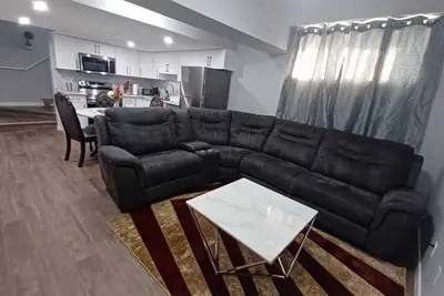 Image de Eclectic Palace : Cozy 2 Bedroom basement Suite