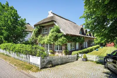 Image de Maison de vacances \"5 Sterne Reetdachhaus Wildröschen\" avec terrasses privées, jardin et Wi-Fi