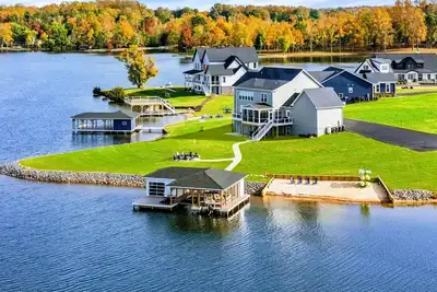Image de 7br Private Pointe Lakefront Lake Anna Beach, Dock