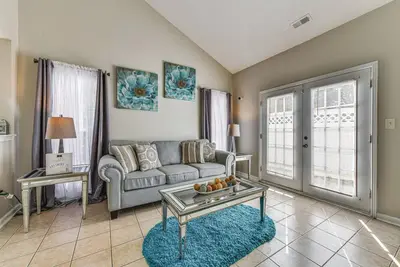 Image de Charlotte Abode ~ 9 Mi to Bank of America Stadium!