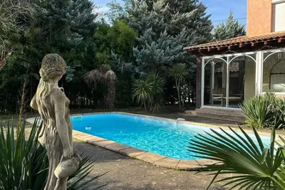 Image de Villa située entre mer et montagnes, offrant un large éventail d'activités.