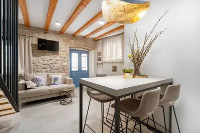 Image de Luxurious apartment, old town, 4 persons, only 150m from the beach, with sea view.