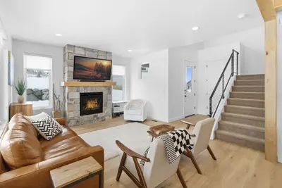 Image de Beautiful 4-Bedroom Home with Kids Corner, Two Living Areas & More!