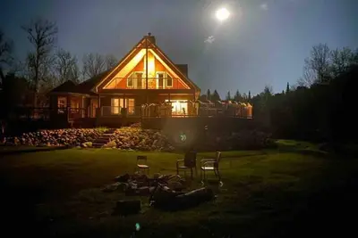 Image de 5 Bedroom Waterfront Lake House