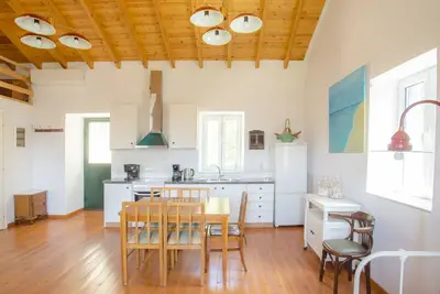 Image de Maison de Village Cosy à Marantochori avec Vue Imprenable sur la Colline