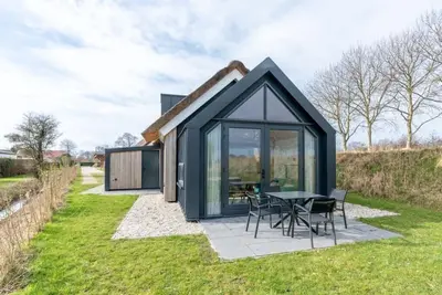 Image de Bienvenue au Chalet 7 à Riethoek Westerschouwen, où paix, confort et nature se rencontrent. Entrez d