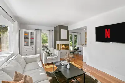Image de Enjoy a stylish experience at this fresh and clean  lower apartment! This place is newly renovated and perfect for a stay in the Metro Detroit. It's located near the Detroit Zoo right by major highways. This home is a duplex building and includes 2