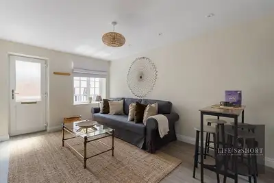 Image de New 1-bedroom flat with paid parking