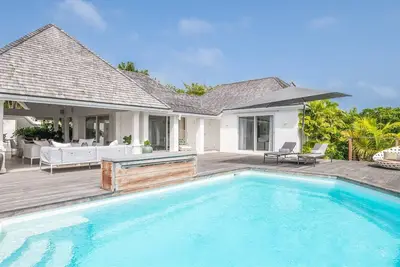 Peaceful Villa With Tropical Surroundings