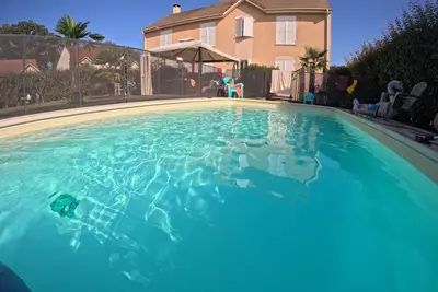 Image de A 15min de Versailles et 30min de Paris, villa avec jardin et piscine chauffée