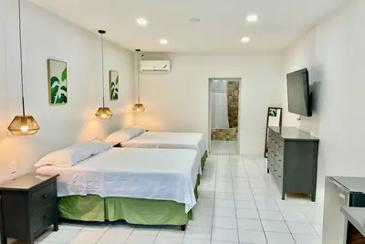 Footsteps to Beach, Ac, Fast Wi-Fi, Hot Water