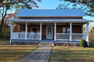 Image de Charming 2-bedroom farmhouse nestled in the woods in welcoming Pilot Mountain.