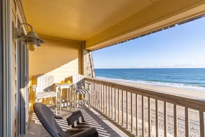 Image de Beautiful sunrise views from this oceanfront condo in Kill Devil Hills Nc!