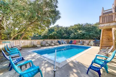 Oceanside vacation rental in Duck, close to beach access!