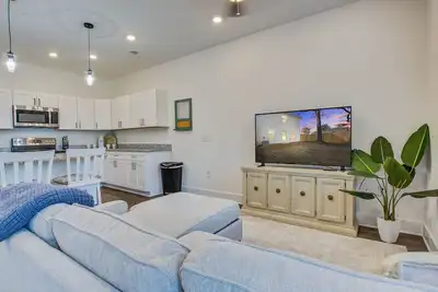 Image de Central location - Dog Friendly w/ Yard! #3