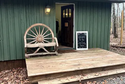 Image de Cozy cabin located on private drive on 40 acre Ranch!
