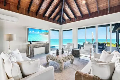 Inspiration Point, Newly Renovated, Heated Pool and Year-Round Sandy Beach