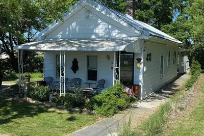 Image de Lake Erie lighthouse view renovated 1930’s fisherman’s cottage get away!