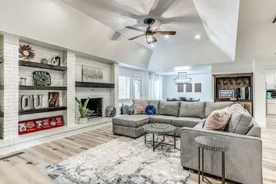 Image de Welcome to your home-away-from home in the heart of Norman, Ok!