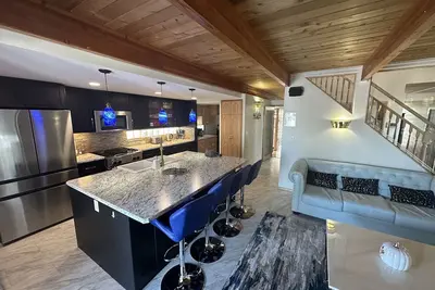 Image de Lakefront Blue House\n\nLicense # Star-04596