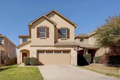 Image de Spacious South Austin 3br/2. 5ba with Amazing Natural Light, Fenced Backyard