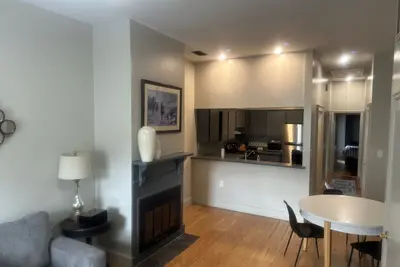 Image de Prime Location in the heart of the Historic District! Two blocks from Forsyth.