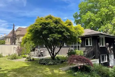 Image de Cozy Family Bungalow on Lakeshore, steps from Paletta Mansion Historical Estate